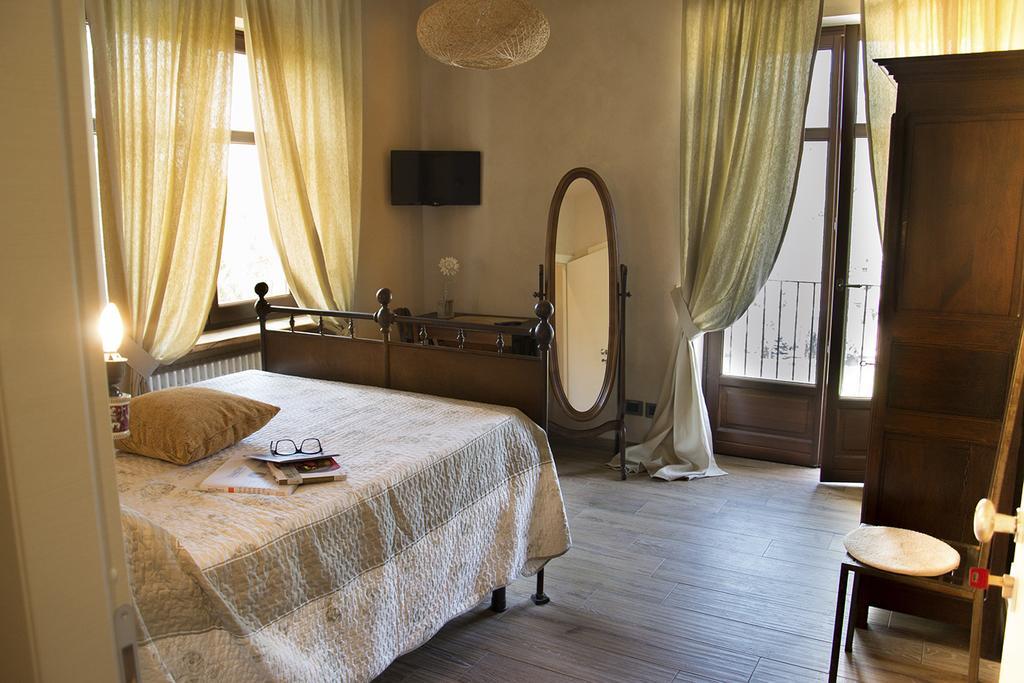 Villa Laura Castellinaldo Pokoj fotografie